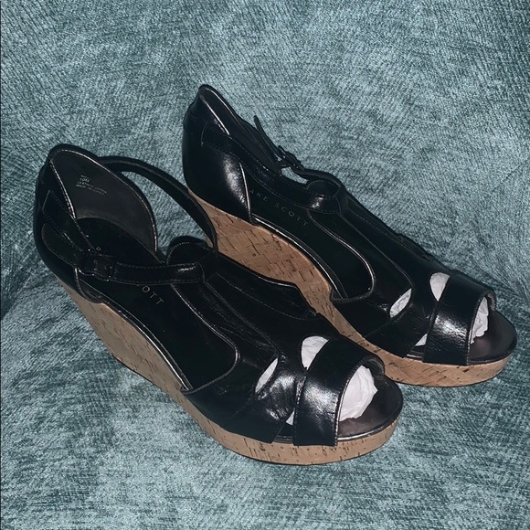 ❄️WINTER SALE PRICE $20❄️ Cute Wedge Sandal - Picture 3 of 6